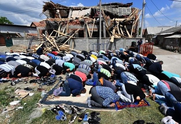 Molitva pored srušene džamije